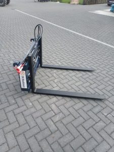 Pallet fork set with hydraulic sliding
