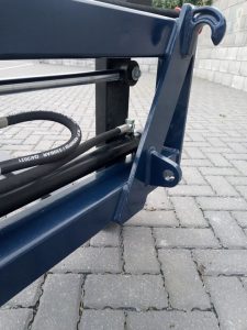 Pallet fork set with hydraulic sliding