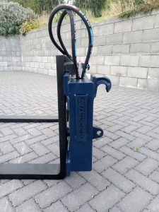Hydraulic adjusting pallet forks