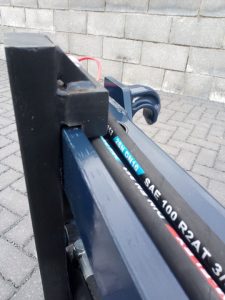Hydraulic adjusting pallet forks